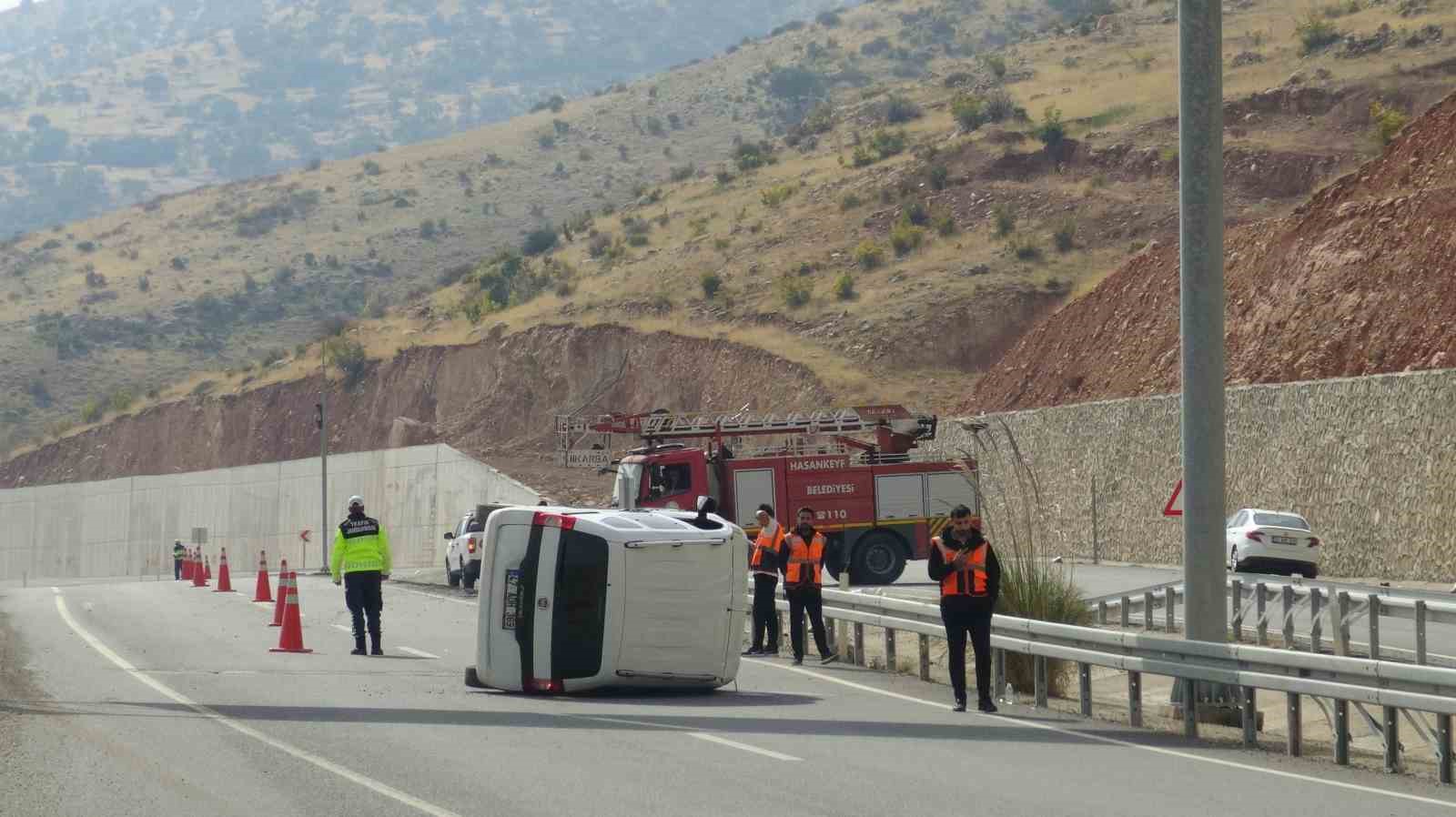 BATMAN’DA SÜRÜCÜ, TAKLA ATAN OTOMOBİLDEN BURNU BİLE KANAMADAN ÇIKTI