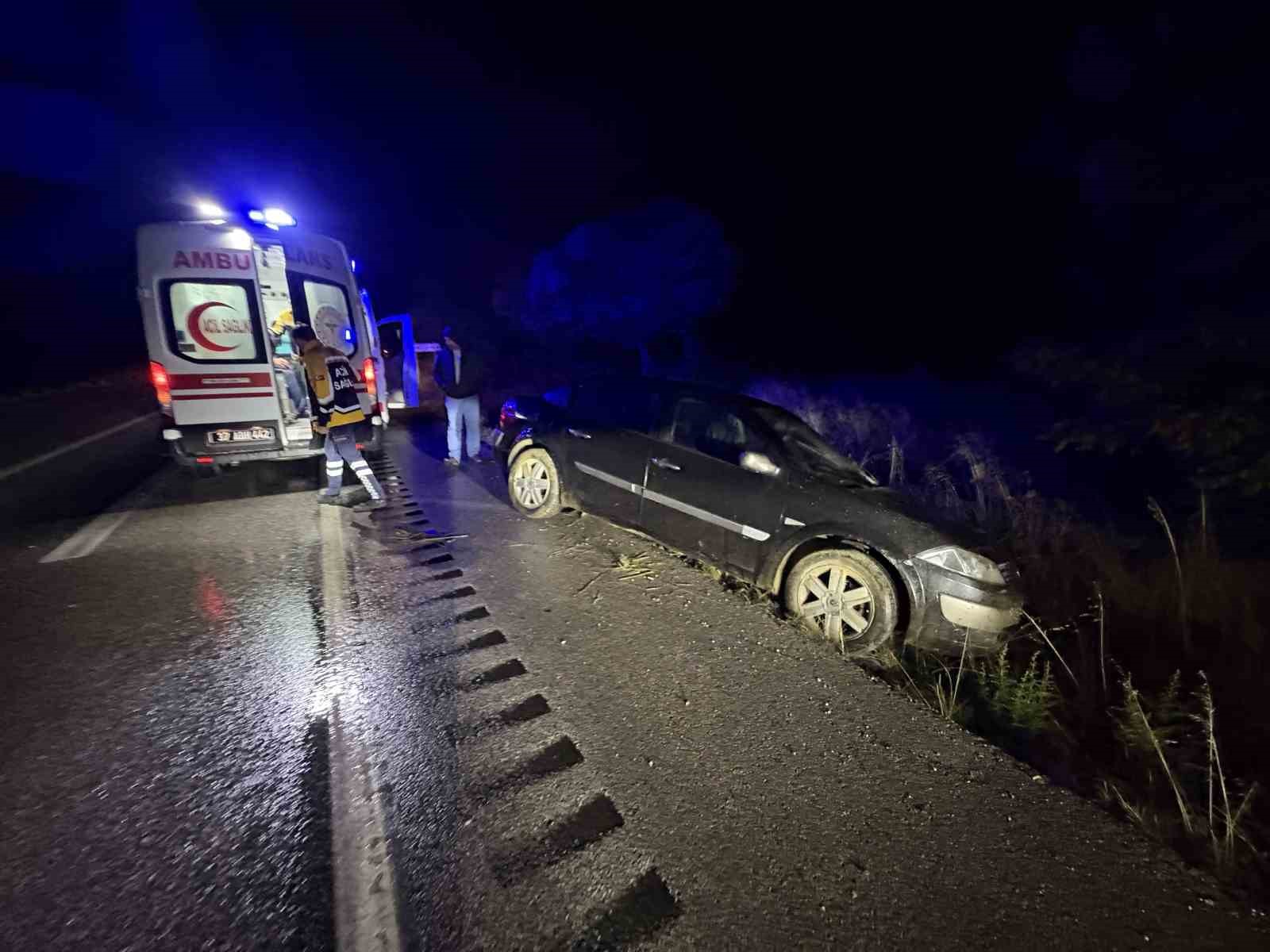 KASTAMONU’DA OTOMOBİL ORTA REFÜJE ÇARPTI: 1 YARALI