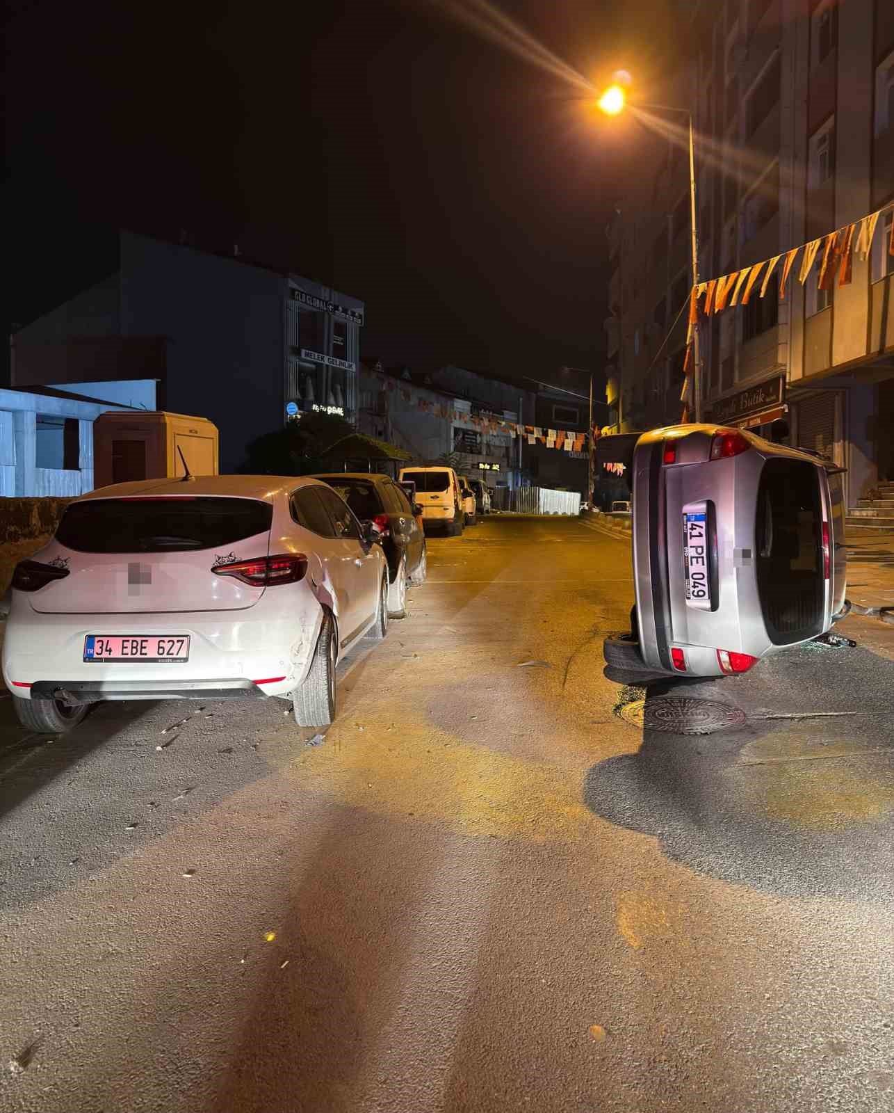 ARNAVUTKÖY’DE OTOMOBİL, PARK HALİNDEKİ ARACA ÇARPIP YAN YATTI