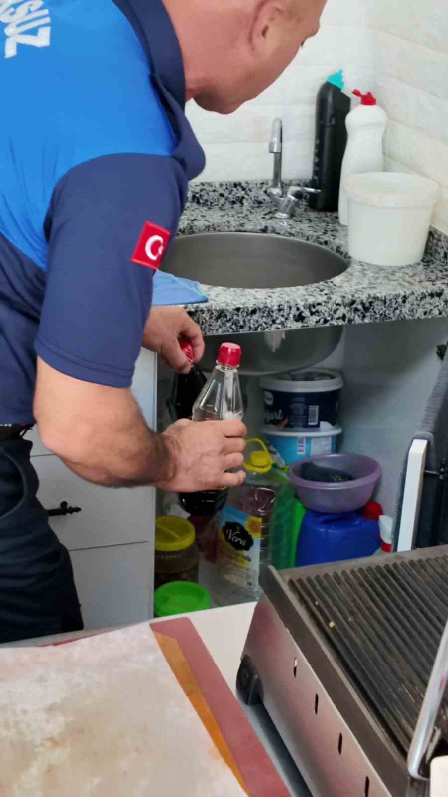 GIDA ÜRÜNLERİYLE DETERJANI AYNI DOLABA KOYAN KANTİNCİ KENDİNİ "ABİ VALLAHİ YERİMİZ DAR" DİYEREK SAVUNDU