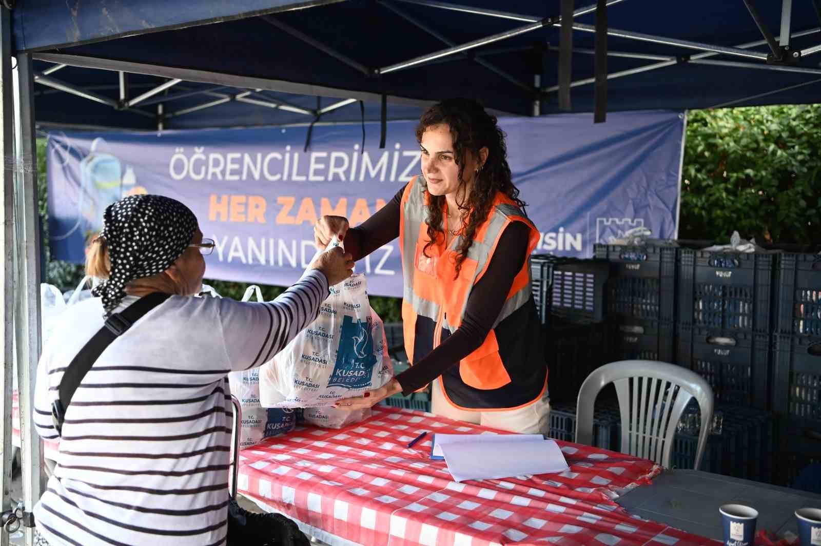 KUŞADASI’NDA ÇOCUKLARA 3 HAFTADA 4 BİN 200 BESLENME PAKETİ DAĞITILDI