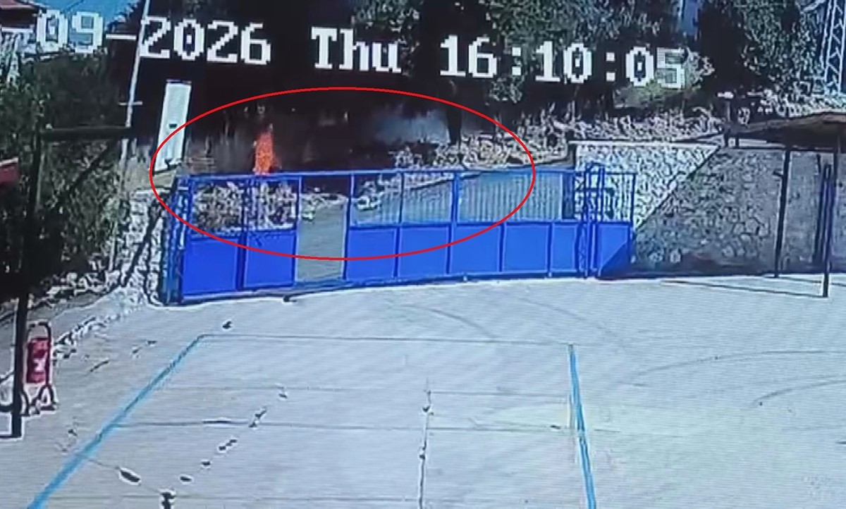 CAM ŞİŞENİN OTLUK ALANDA YANGINA NEDEN OLDUĞU ANLAR KAMERADA