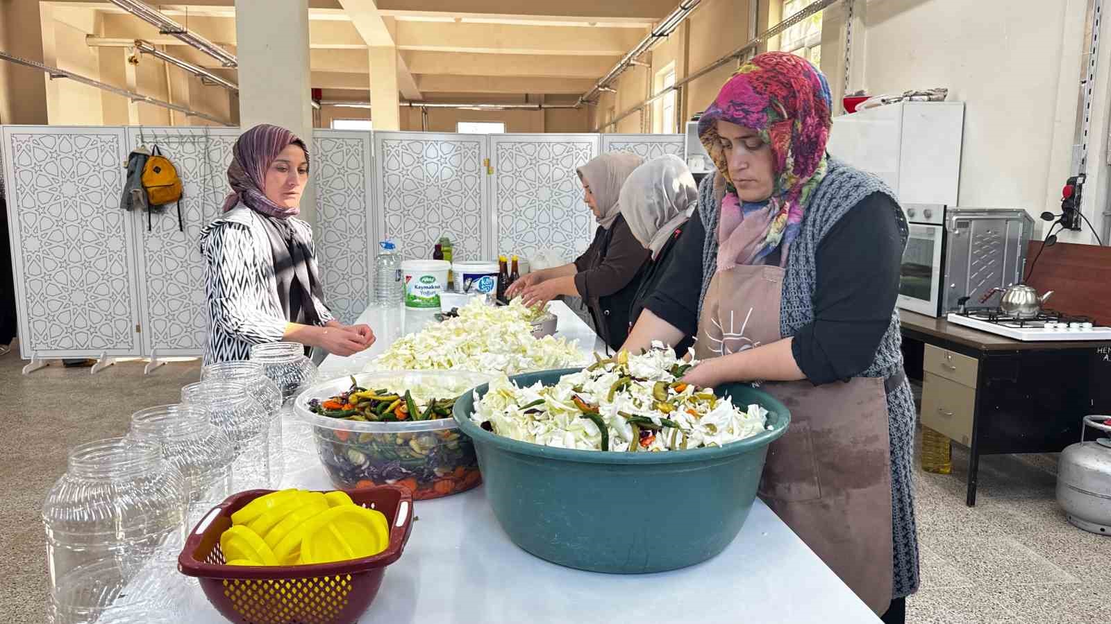 AĞRI’DA ATA TOHUMUYLA YETİŞEN LAHANALAR TURŞUYA DÖNÜŞÜYOR
