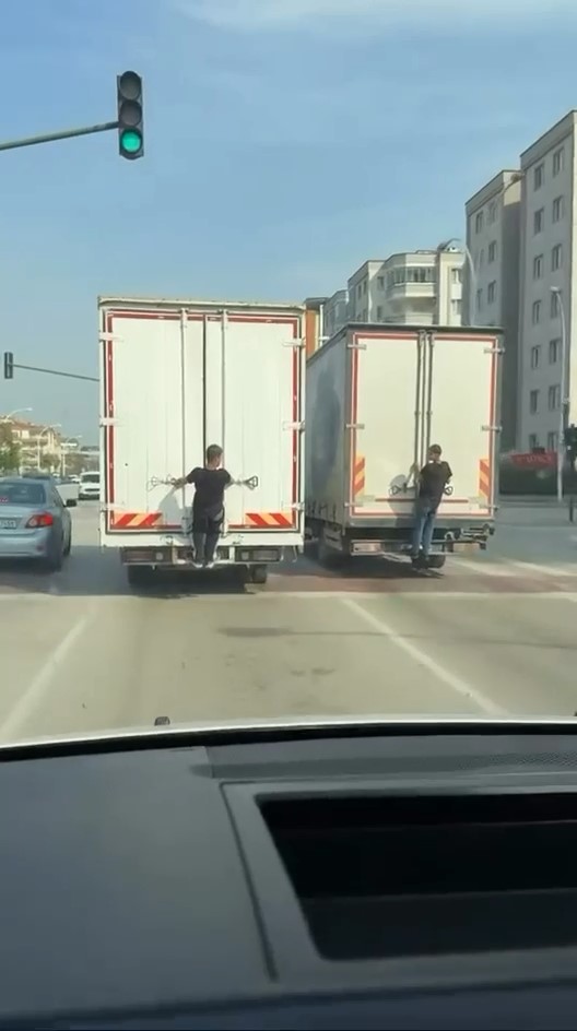 ÇOCUKLARIN TEHLİKELİ OYUNU KAMERADA