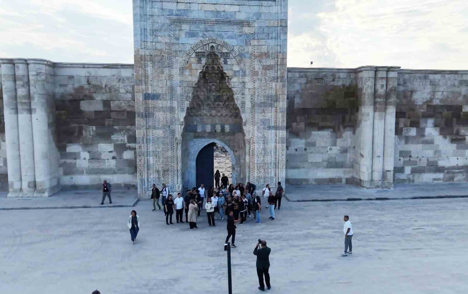 800 YILLIK KERVANSARAY YERLİ VE YABANCI TURİSTLERİN İLGİ ODAĞI