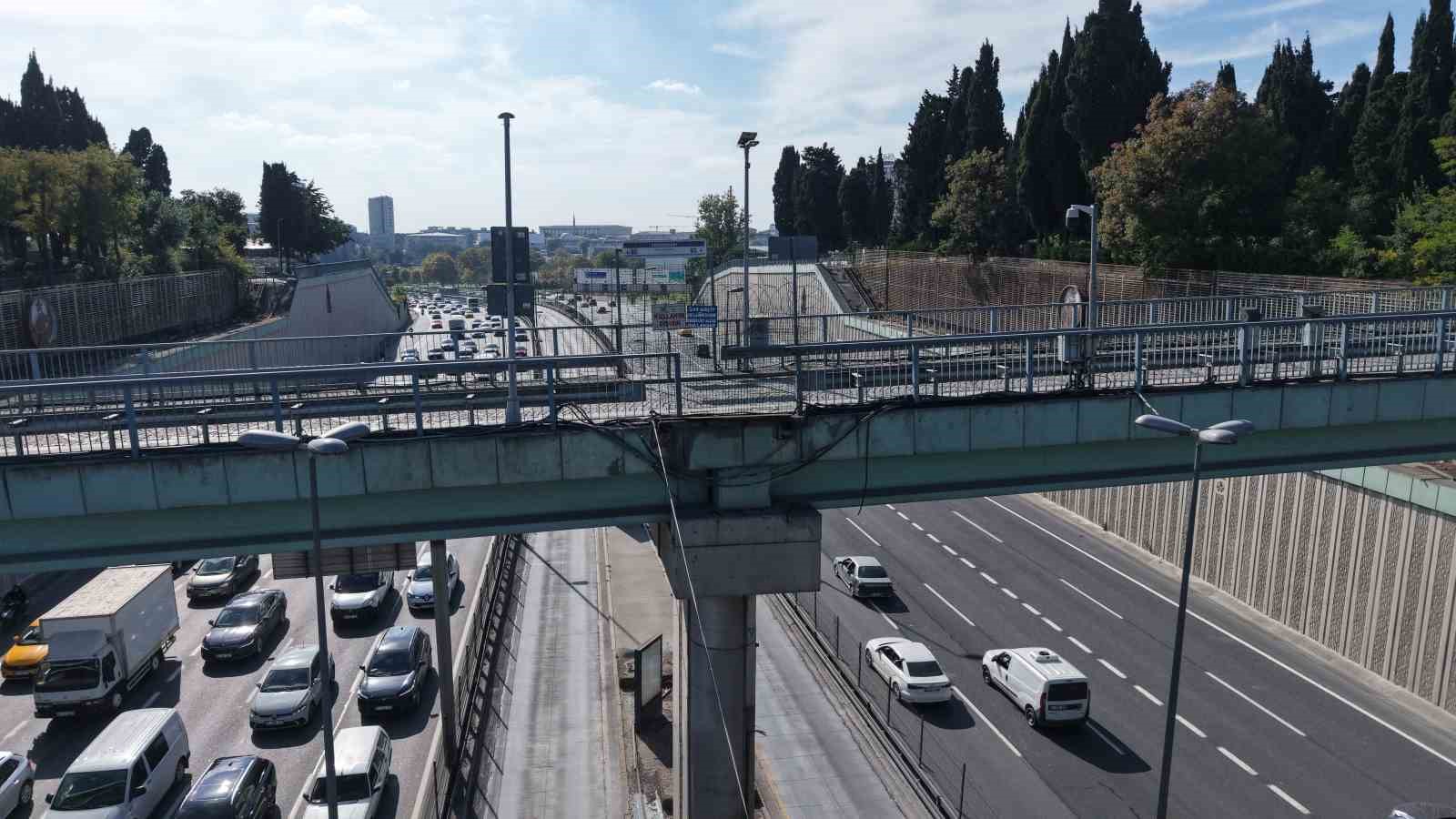 EDİRNEKAPI METROBÜS DURAĞINDA ÜST GEÇİT ÇİLESİ: GEÇİCİ DENİLDİ, AYLARDIR KAPALI KALDI