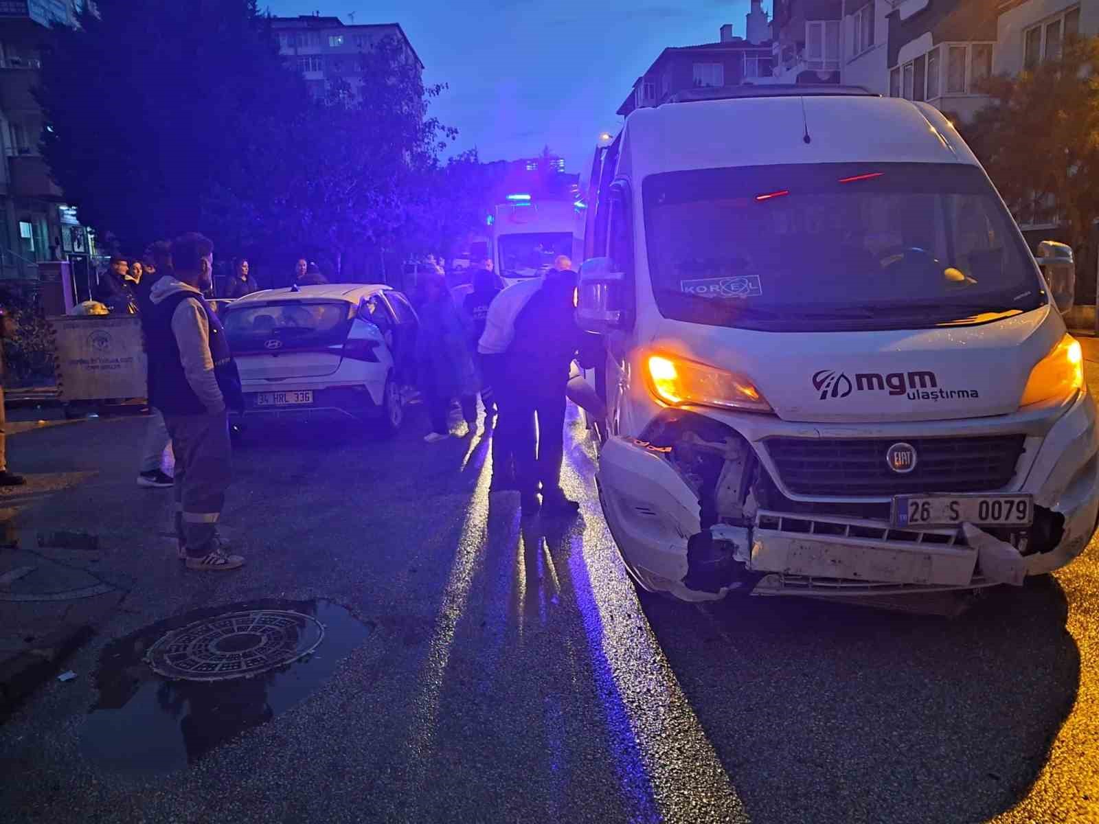 ESKİŞEHİR’DE SERVİS İLE OTOMOBİL ÇARPIŞTI