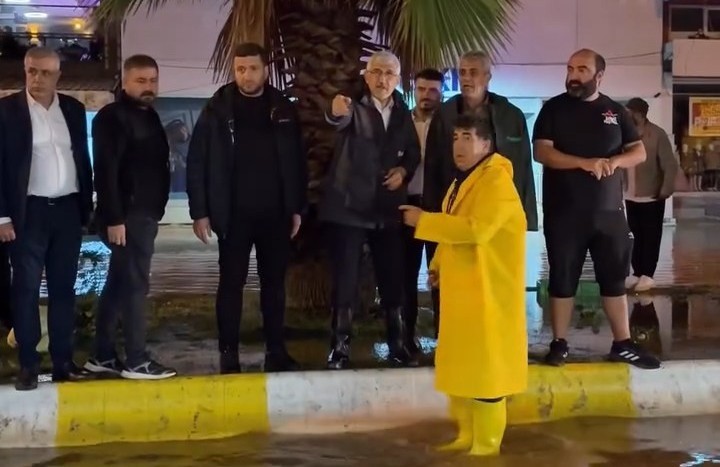 KAHTA’DA ŞİDDETLİ SAĞANAK HAYATI OLUMSUZ ETKİLEDİ