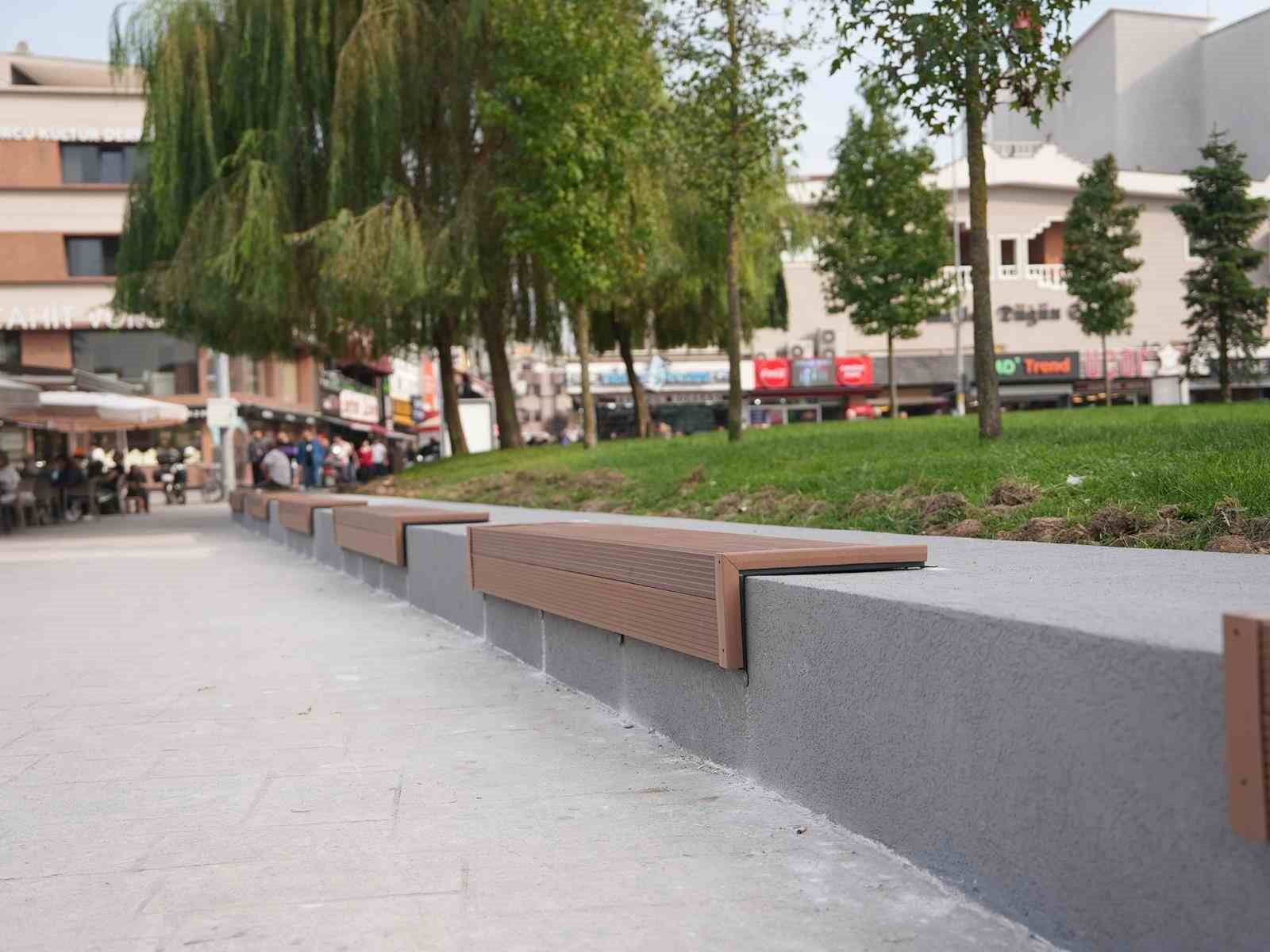 DÜZCE MİLLET BAHÇESİNDE OTURMA ALANLARI YENİLENDİ