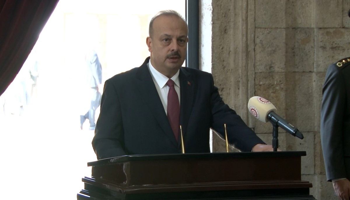 ANKARA VALİSİ YAKUP CANBOLAT: "ANKARA, MİLLETİMİZİN BAĞIMSIZLIK AZMİNİN VE GELECEĞE OLAN SARSILMAZ İRADESİNİN SEMBOLÜ OLMUŞTUR"