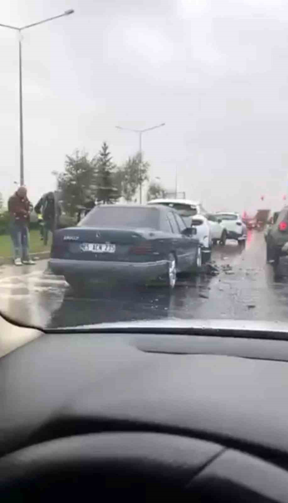 ERZURUM’DA YAĞMUR KAZAYA NEDEN OLDU: 5 ARAÇ BİRBİRİNE GİRDİ