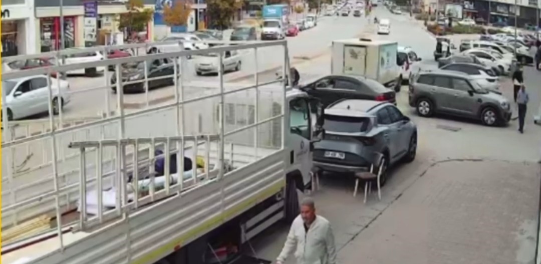 KIRŞEHİR’DE TERS YÖNDEN GİDEN MOTOSİKLETİN OTOMOBİLE ÇARPTIĞI ANLAR GÖRÜNTÜLENDİ