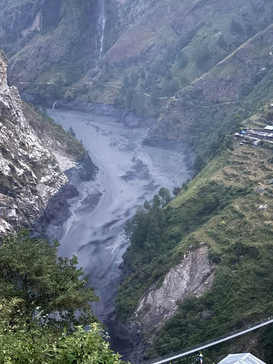 NEPAL’DEKİ SELDE 100’DEN FAZLA YABANCI DAĞCI MAHSUR