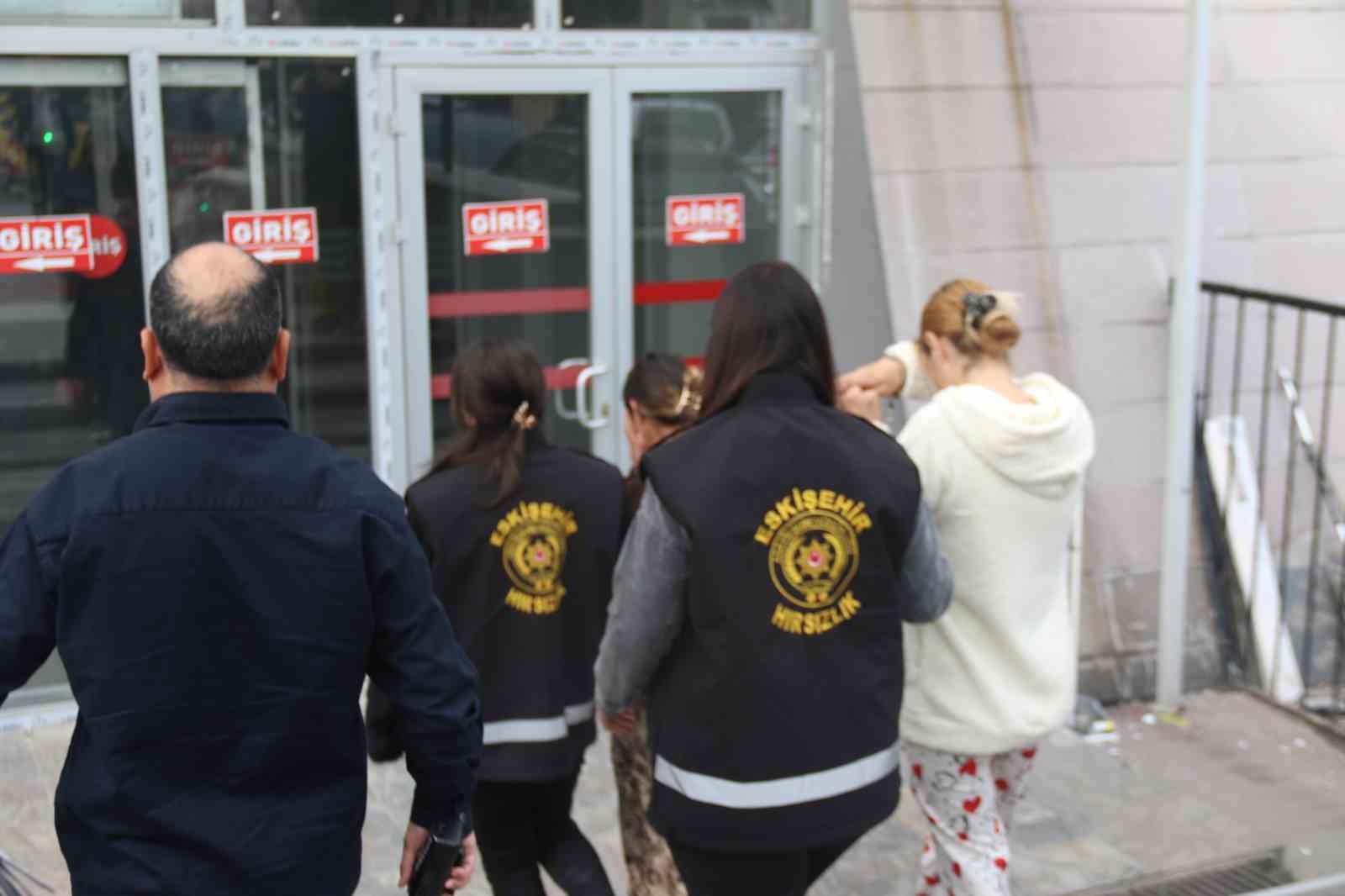 ESKİŞEHİR’DE 2 EVDEN HIRSIZLIK OLAYININ ŞÜPHELİLERİ TUTUKLANDI
