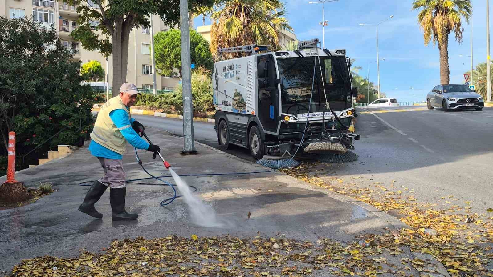 KUŞADASI’NDA CADDE TEMİZLİĞİ ARALIKSIZ SÜRÜYOR