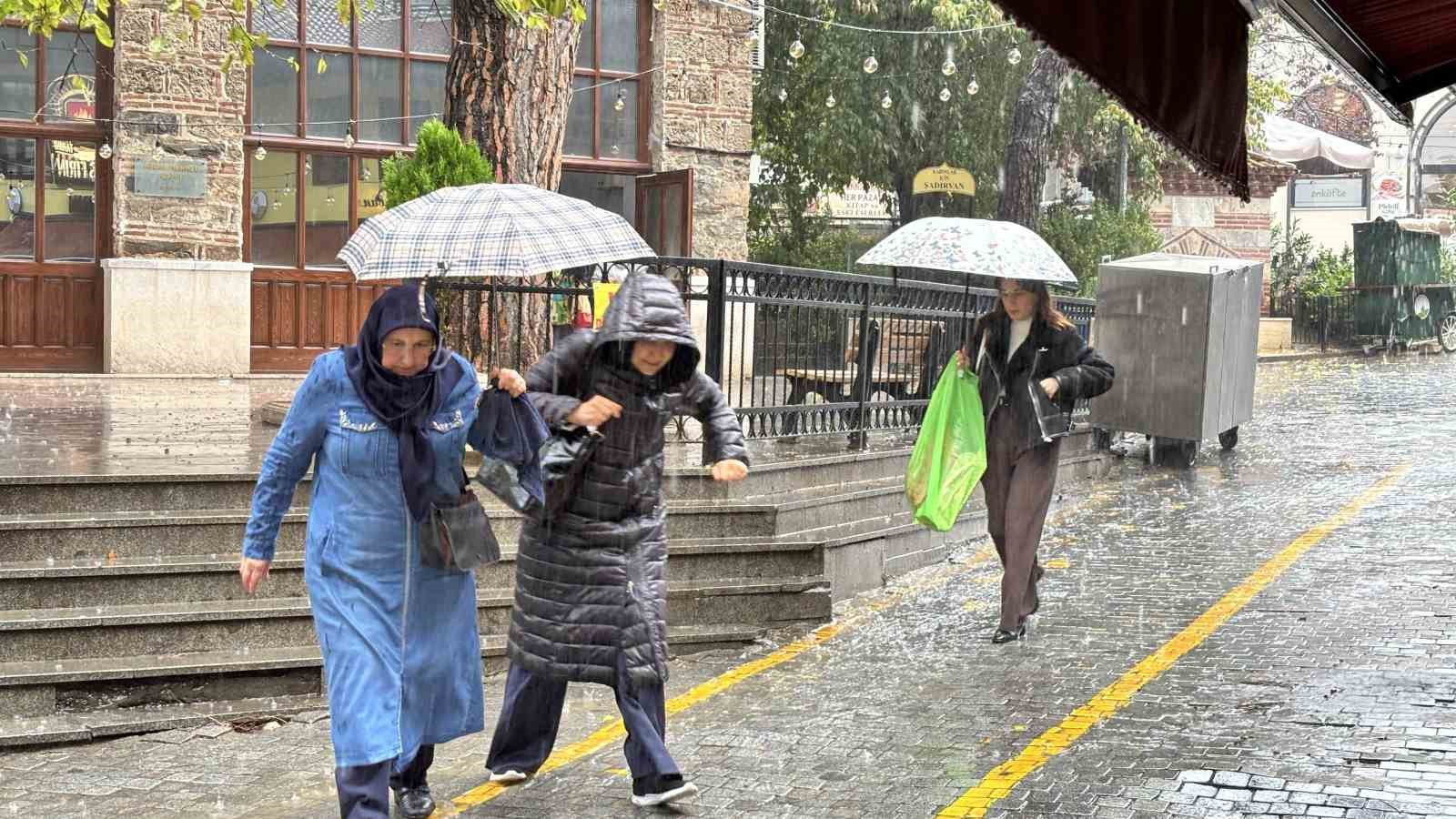 BURSA’DA SAĞANAK BAŞLADI FIRTINA UYARISI GELDİ: RÜZGAR 80 KİLOMETREYE ULAŞACAK