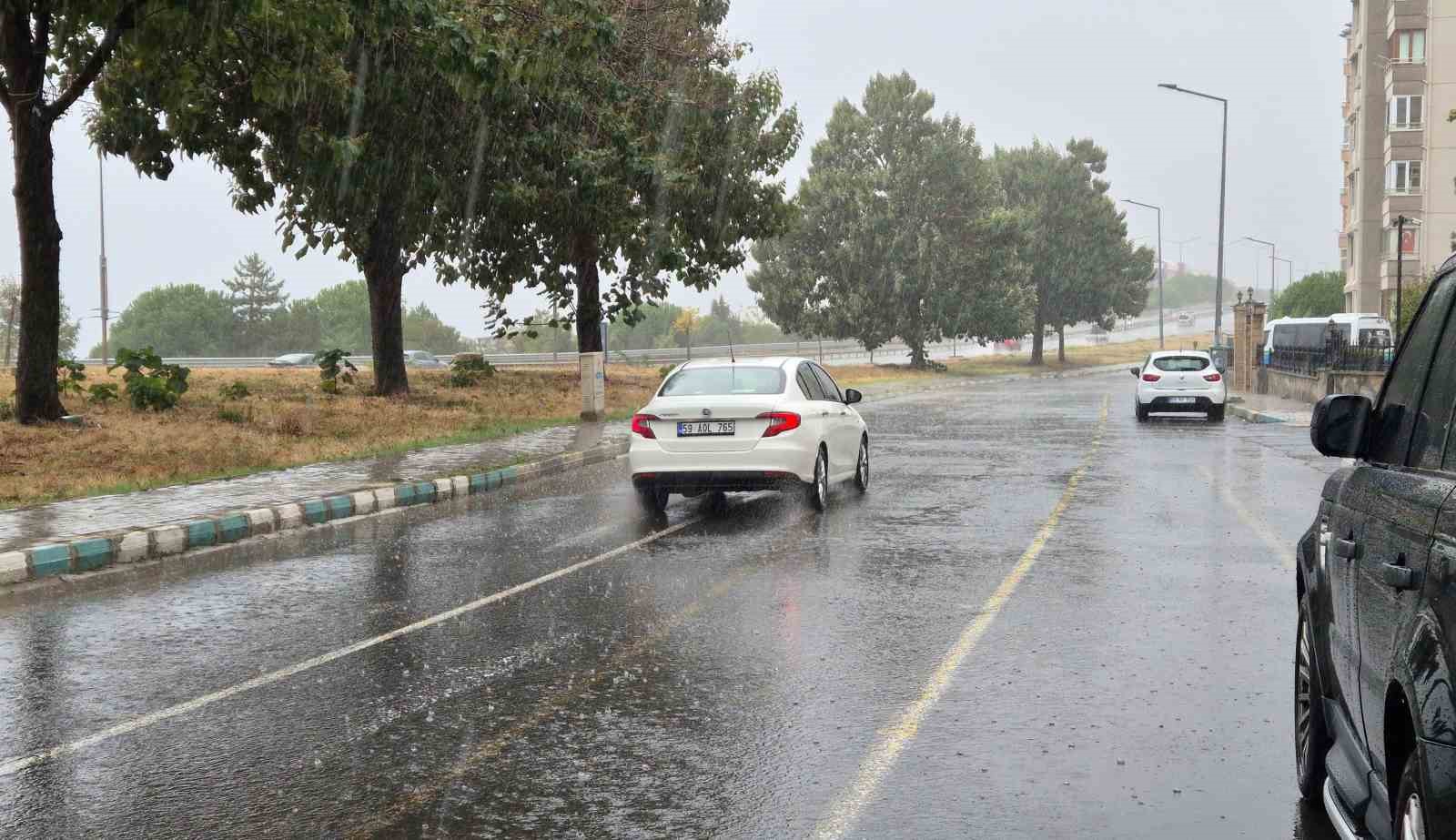 TEKİRDAĞ’DA SAĞANAK YAĞIŞ HAYATI OLUMSUZ ETKİLEDİ