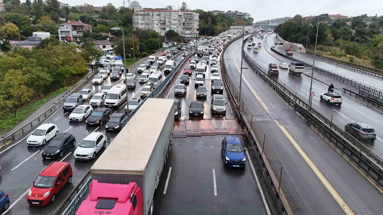 KÜÇÜKÇEKMECE’DE D-100’E DERZ KASİSİ KONULDU, YAĞMURLA BİRLİKTE TRAFİK DURMA NOKTASINA GELDİ