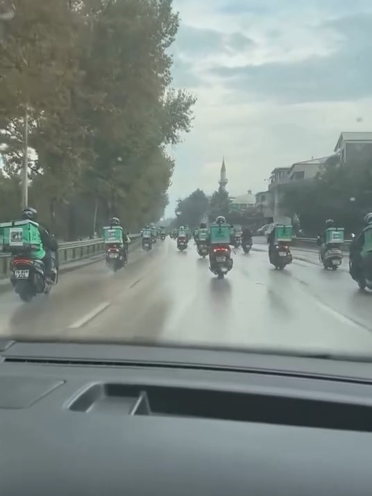 BURSA’DA YÜZLERCE MOTOKURYE, VEFAT EDEN ARKADAŞLARI İÇİN KONVOY YAPTI