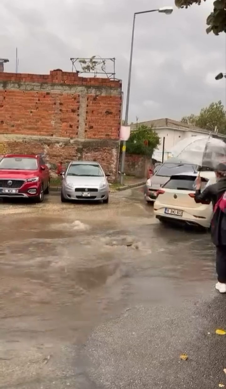 BURSA’DA SAĞANAK YAĞIŞ HAYATI OLUMSUZ ETKİLEDİ: PAZAR YERLERİ VE SOKAKLAR GÖLE DÖNDÜ
