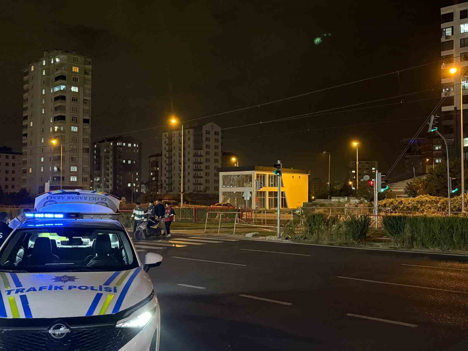YAYA GEÇİDİNDEN GEÇMEYE ÇALIŞAN MOTOSİKLET TRAMVAYLA ÇARPIŞTI: 1 YARALI