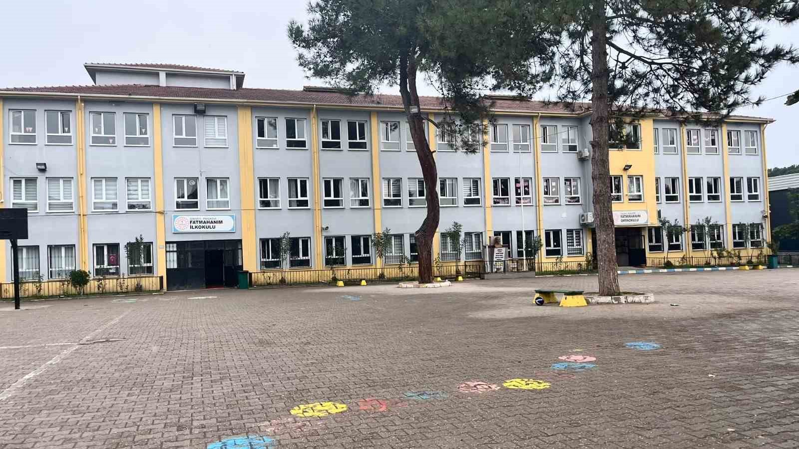 ÖĞRENCİLERİN KAVGASINI AYIRAN HİZMETLİ DARBEDİLDİ, ÖĞRETMEN BAYGINLIK GEÇİRDİ