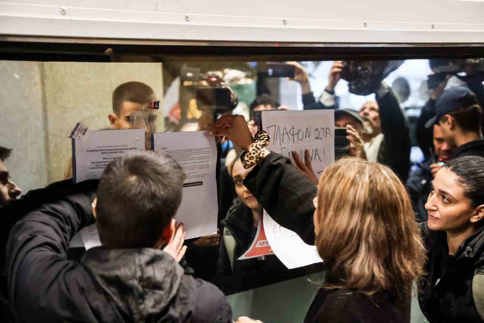 YUNANİSTAN’DA ÖĞRENCİLER EĞİTİME AYRILAN ÖDENEK YETERSİZLİĞİNİ PROTESTO İÇİN SOKAĞA İNDİ
