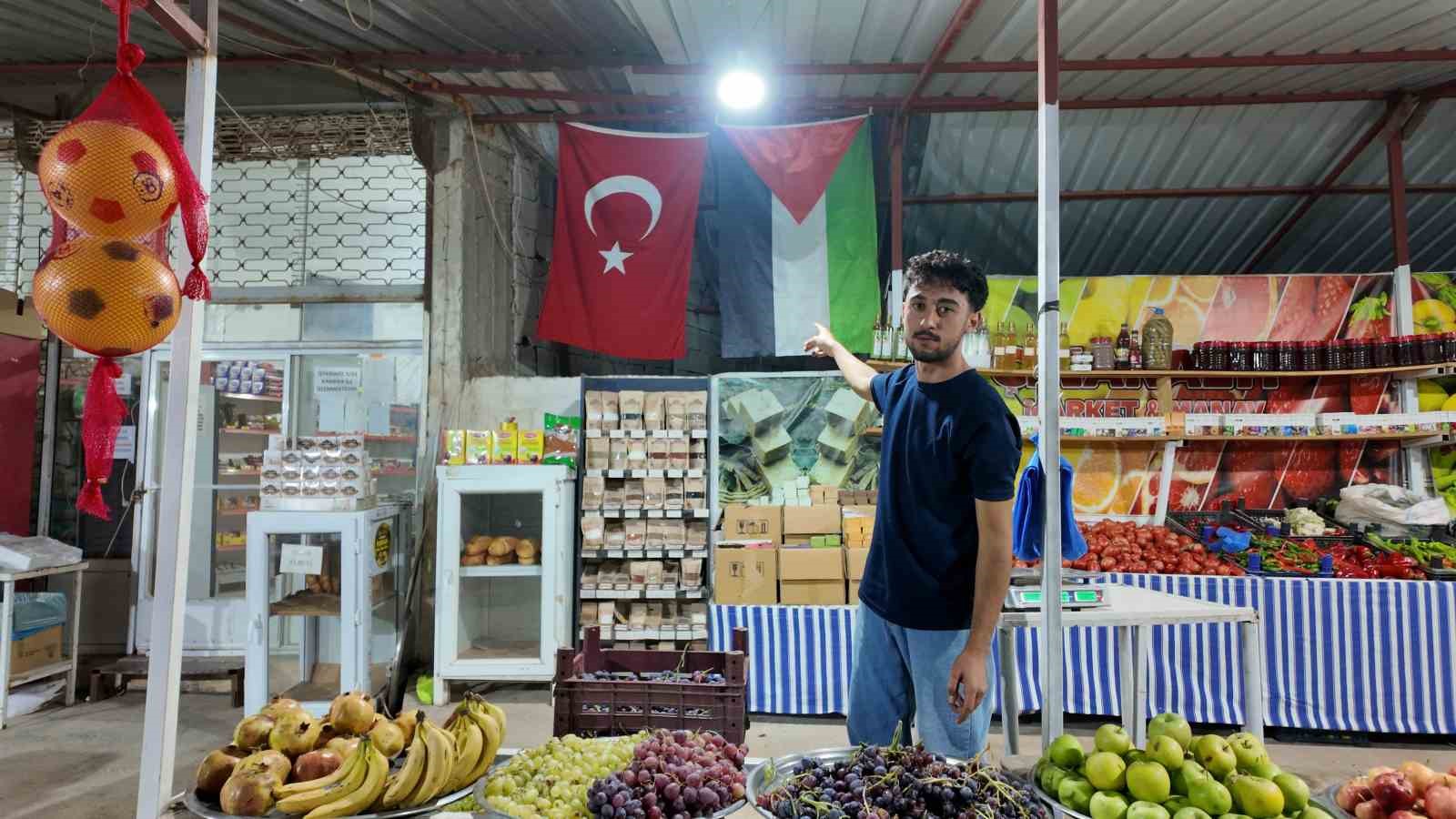 HATAY’DA 3 YILDIR MARKETİNE İSRAİL MENŞELİ ÜRÜNLERİ SOKMAYAN GENÇ ESNAF, DOLABINA BOYKOT MESAJI ASTI