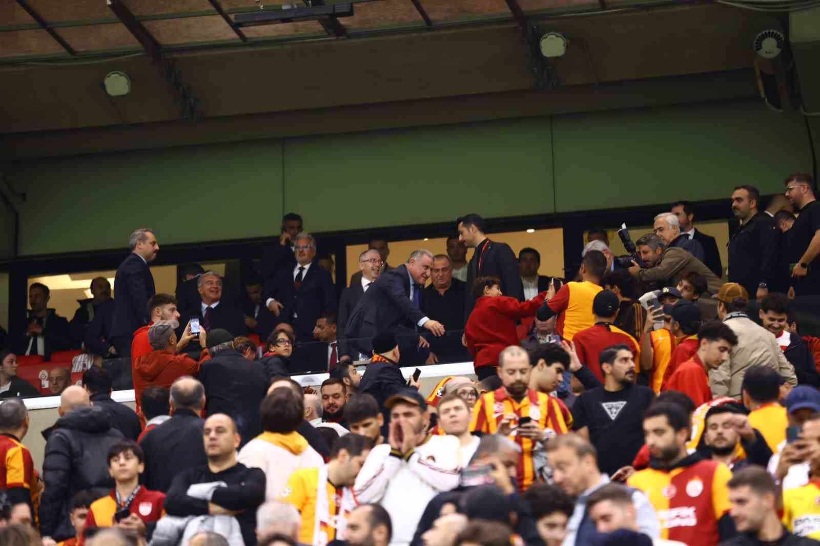 BAKAN OSMAN AŞKIN BAK, GALATASARAY - BARCELONA MAÇINI İZLEDİ