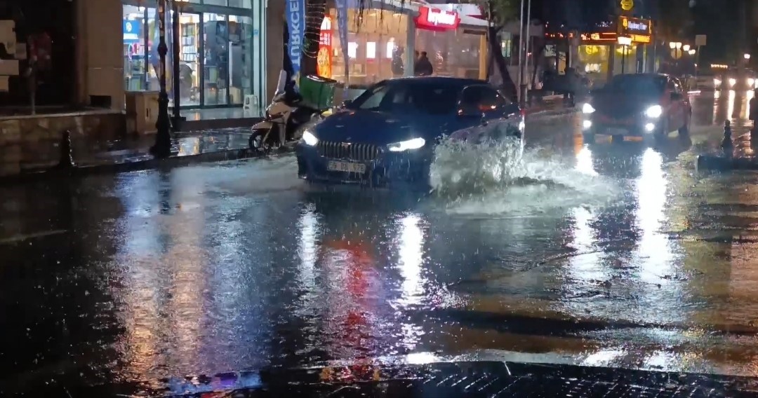 TEKİRDAĞ’DA ŞİDDETLİ YAĞIŞ: CADDE GÖLE DÖNDÜ, SÜRÜCÜLER ZORLANDI