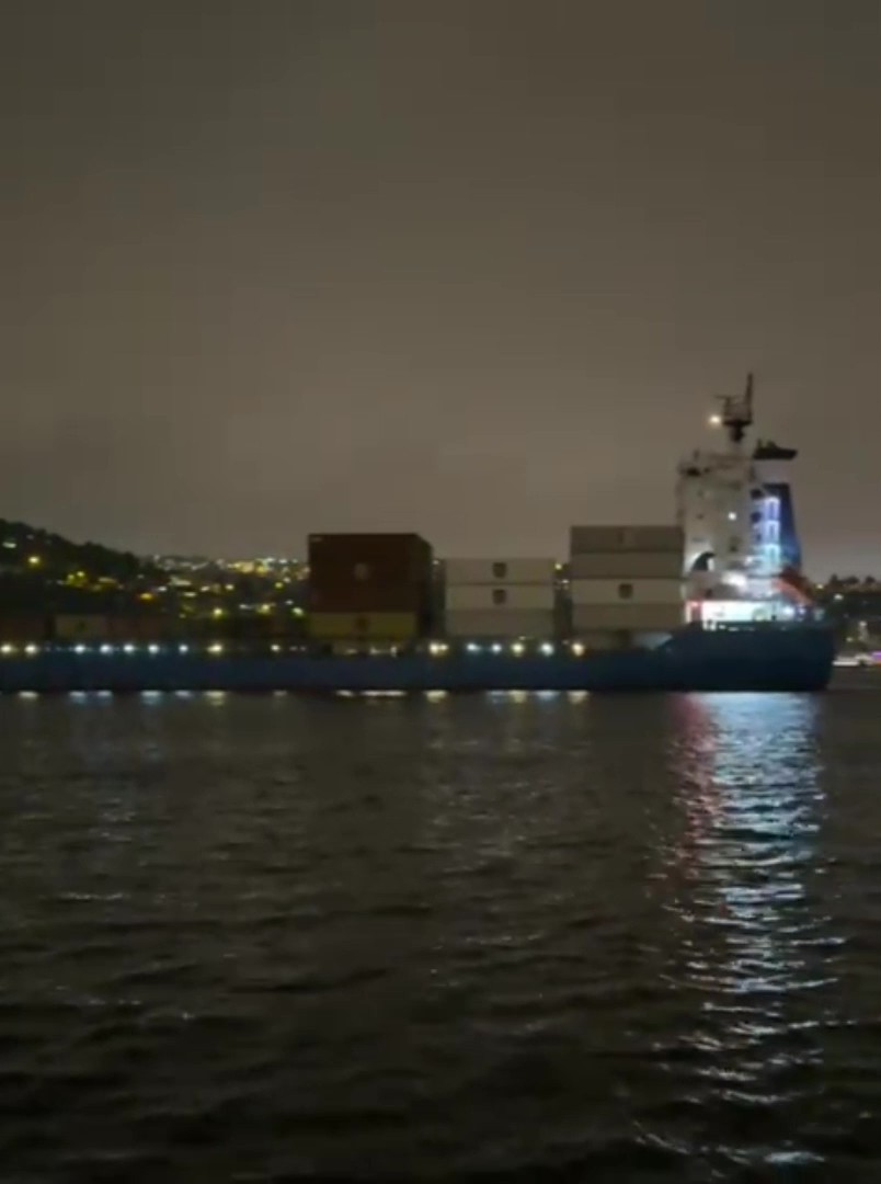 İSTANBUL BOĞAZI’NDA ARIZA YAŞAYAN GEMİ SÜRÜKLENEREK TERS DÖNDÜ