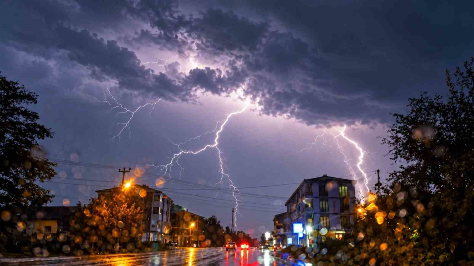 DÜZCE’DE GECE YARISI GÖK GÜRÜLTÜLÜ SAĞANAK YAĞIŞ BAŞLADI