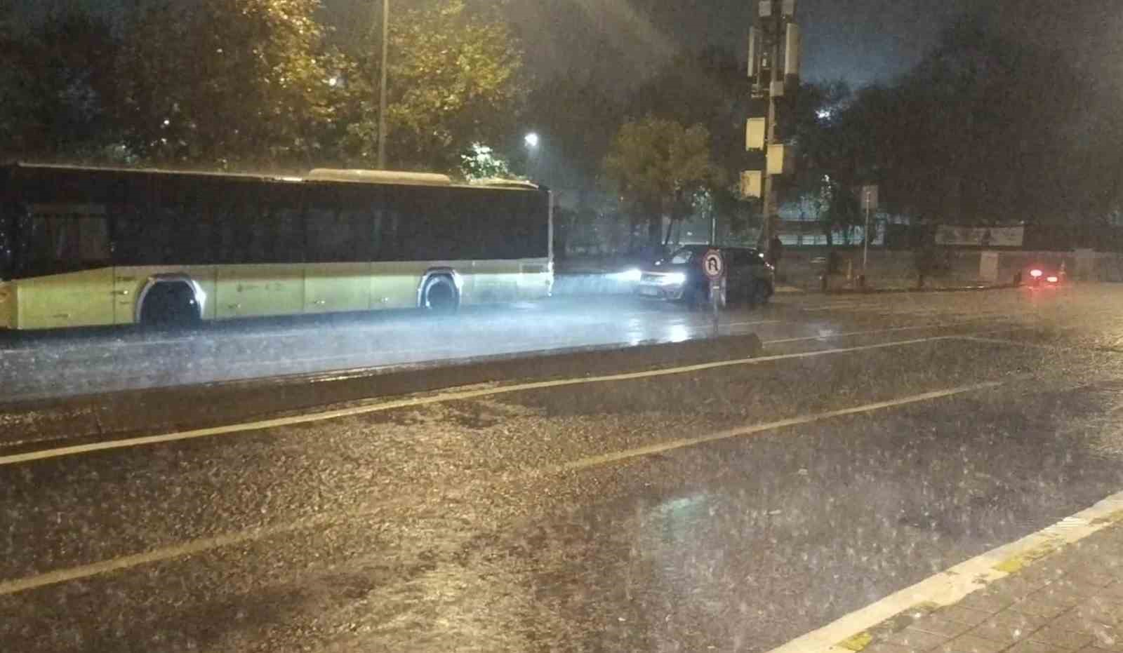 BEYKOZ’DA SAĞANAK YAĞIŞ YOLLARI GÖLE ÇEVİRDİ