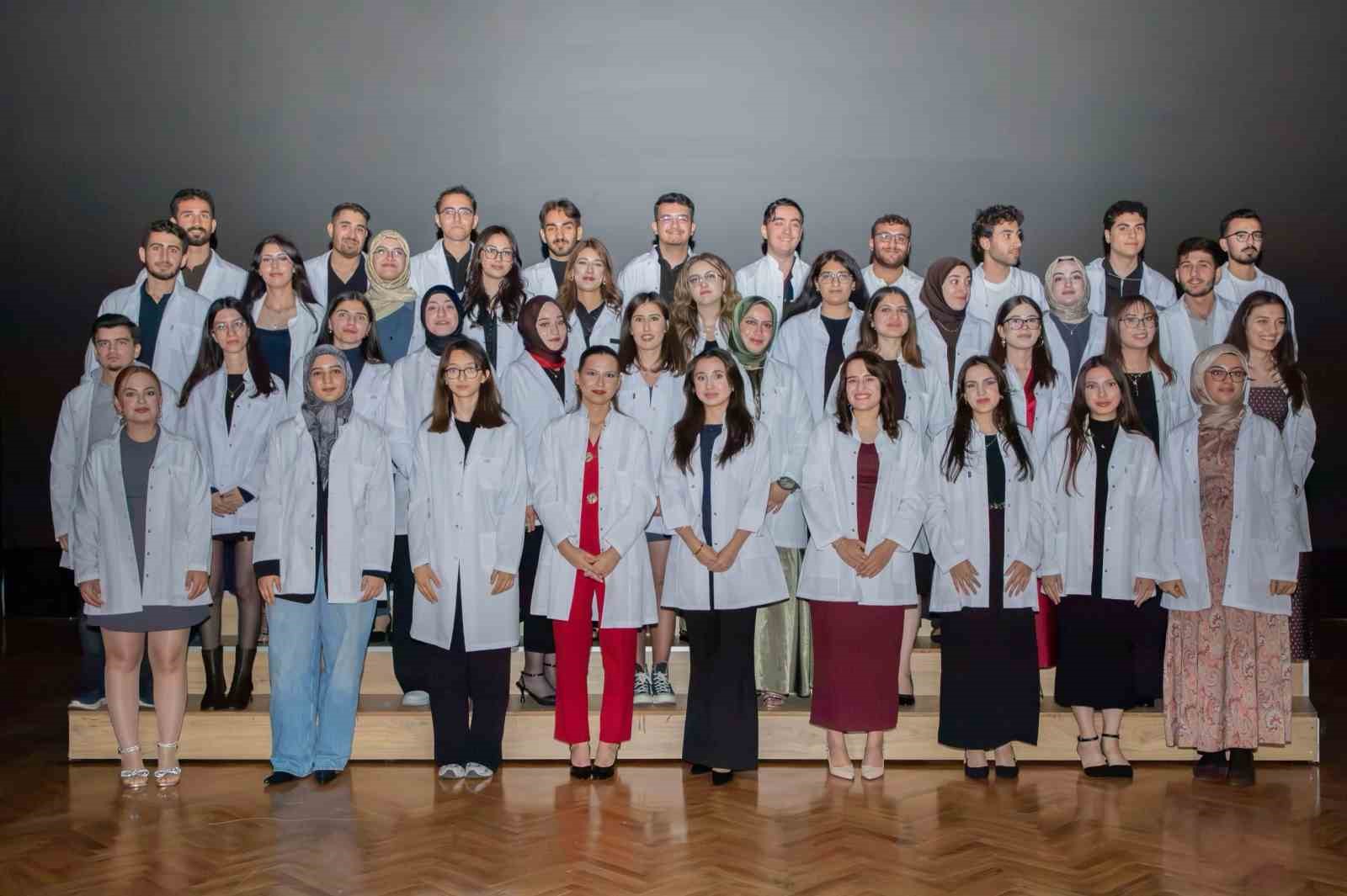EBYÜ’DE DİŞ HEKİMLİĞİ ÖĞRENCİLERİ BEYAZ ÖNLÜKLERİNİ GİYDİ