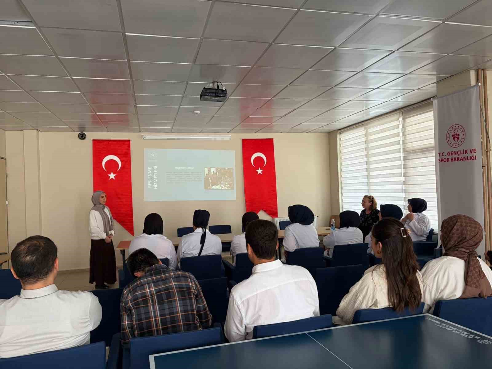 ÖĞRENCİ YURDUNDAKİ PERSONELE ’BESLENME HİZMETLERİ UYGULAMA EĞİTİMİ’ VERİLDİ