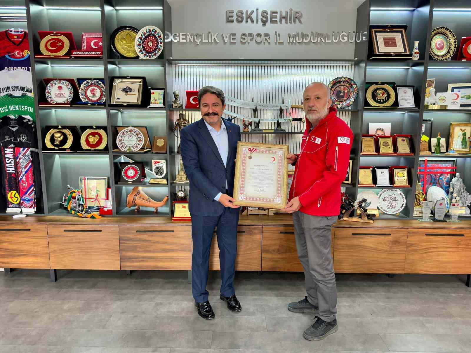 ESKİŞEHİR GENÇLİK VE SPOR İL MÜDÜRLÜĞÜNE KIZILAY’DAN BRONZ MADALYA