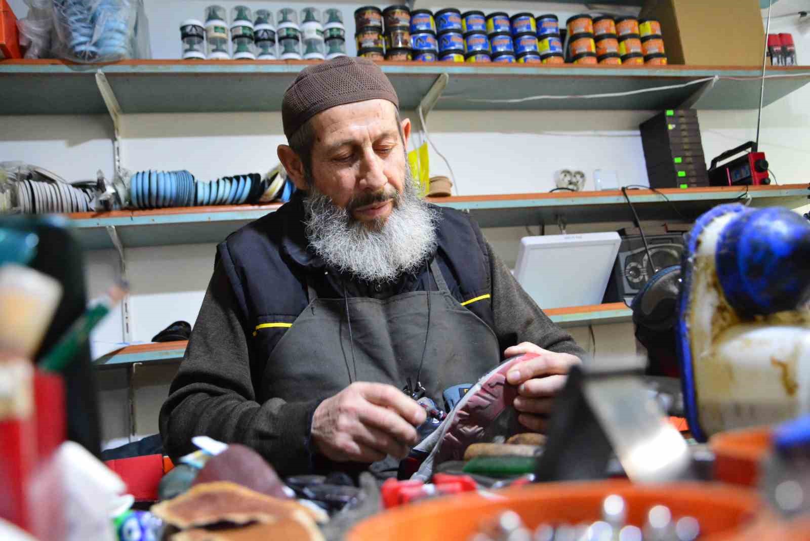 YARIM ASIRDIR AYAKKABI TAMİRCİLİĞİ YAPAN 73 YAŞINDAKİ USTA, MESLEĞİNİ AŞKLA SÜRDÜRÜYOR