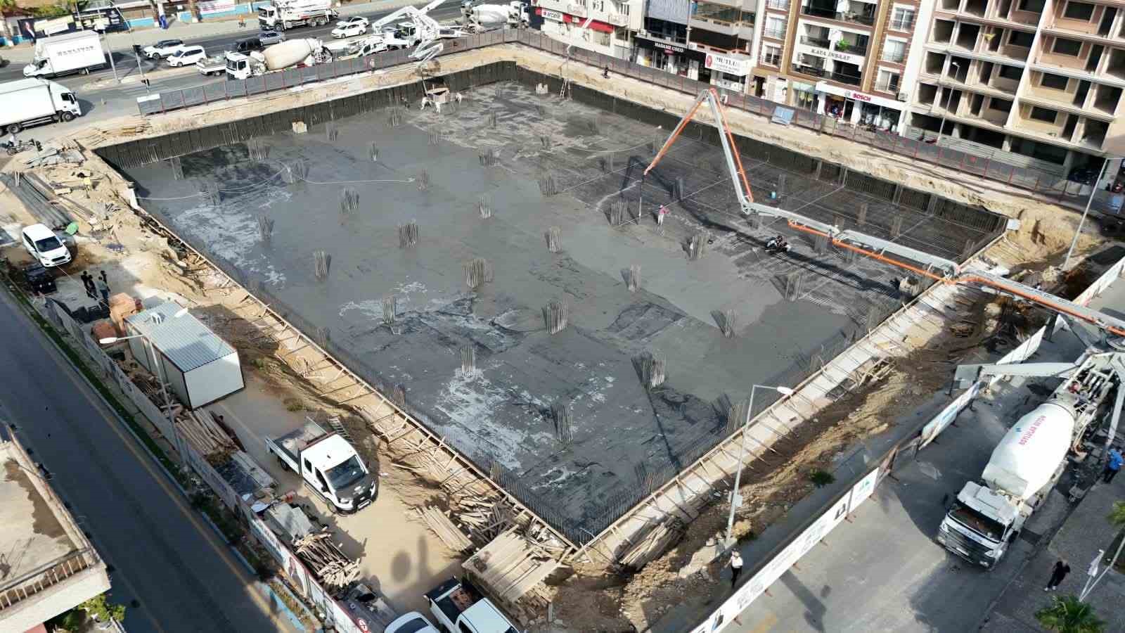 İNCİRLİOVA CUMHURİYET MEYDANI VE YERALTI OTOPARKI PROJESİNDE ÇALIŞMALAR SÜRÜYOR