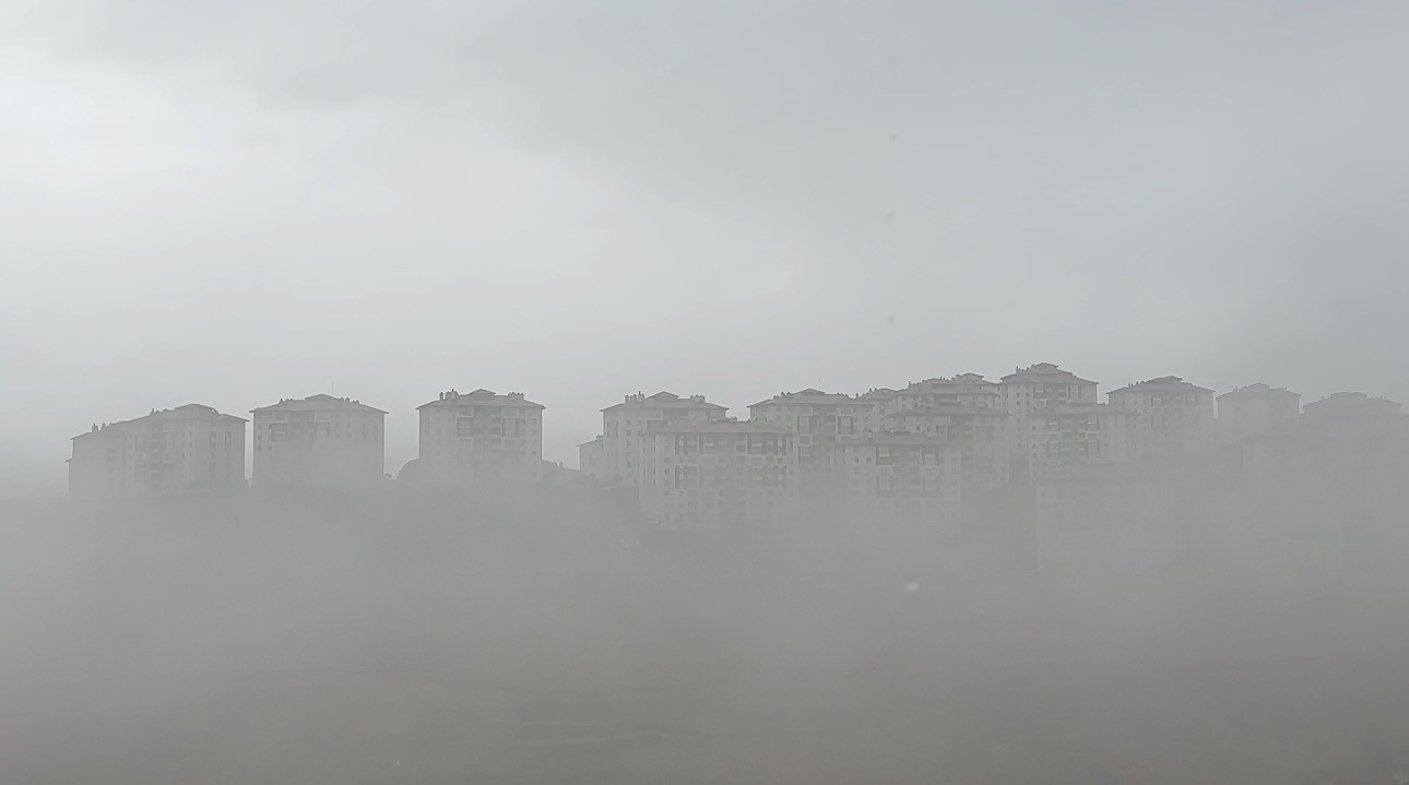 YÜKSEKOVA’DA YOĞUN SİS ETKİSİNİ SÜRDÜRÜYOR