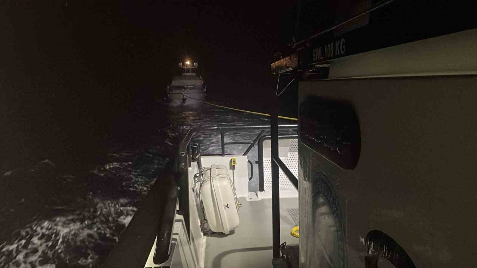 ÇANAKKALE’DE SÜRÜKLENEN TEKNEDEKİ 3 KİŞİ KURTARILDI