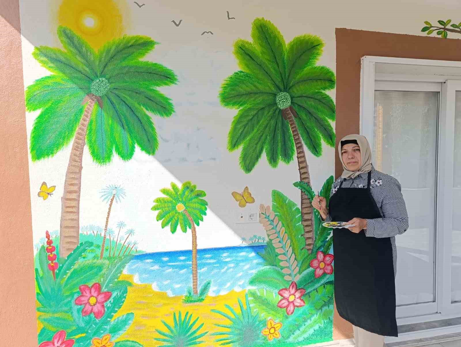 ÇOCUKLUK HAYALİNİ EVİNİN DUVARINA YANSITTI: MÜSTAKİL EVİNİ SERGİ SALONUNA DÖNÜŞTÜRDÜ