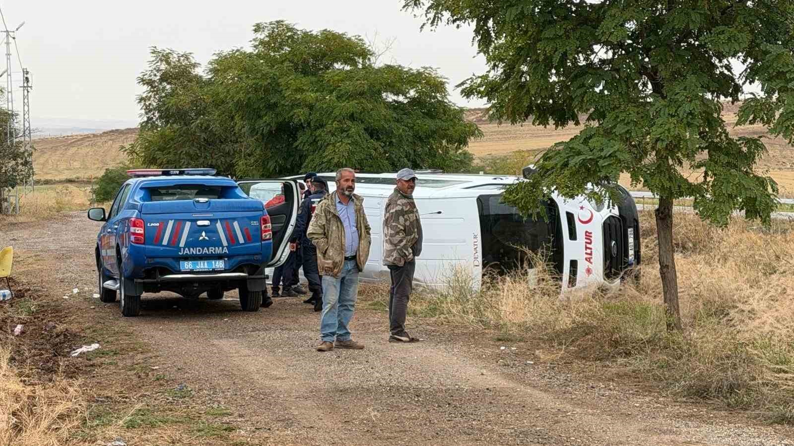 CENAZEYE GİDİYORLARDI, MİNİBÜS DEVRİLDİ, 8 KİŞİ YARALANDI