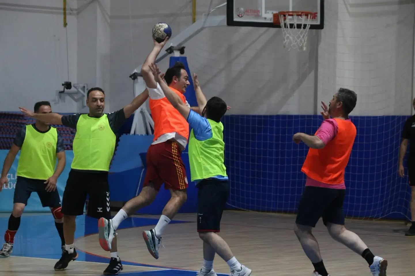 HENTBOL VE BASKETBOLDA GÖSTERİ MAÇI