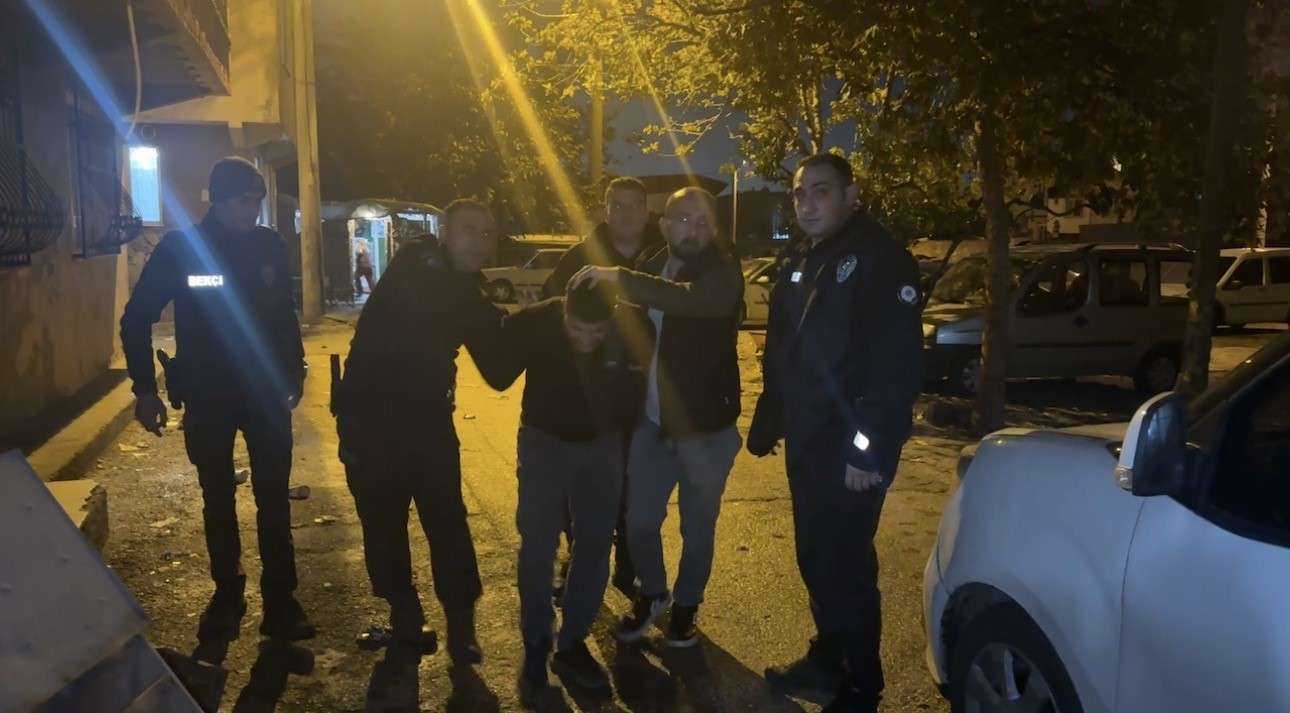 BURSA’DA HAREKETLİ GECE: 15 YIL HAPİS CEZASIYLA ARANAN ARKADAŞINI YAKALATMAMAK İÇİN HAVAYA ATEŞ AÇTI