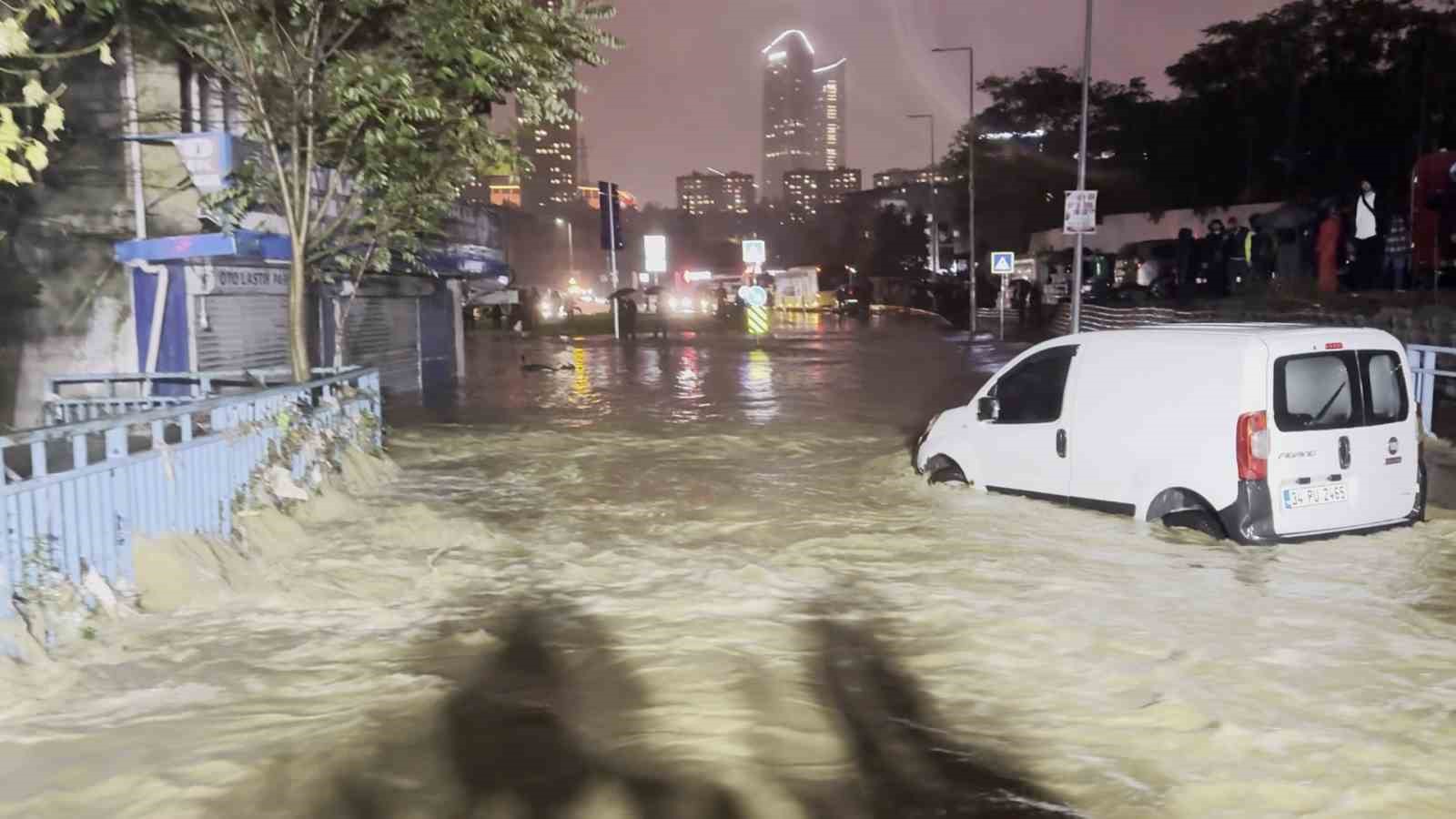 AYAZAĞA’DA MAHSUR KALAN VATANDAŞLAR TRAKTÖRLE KURTARILDI