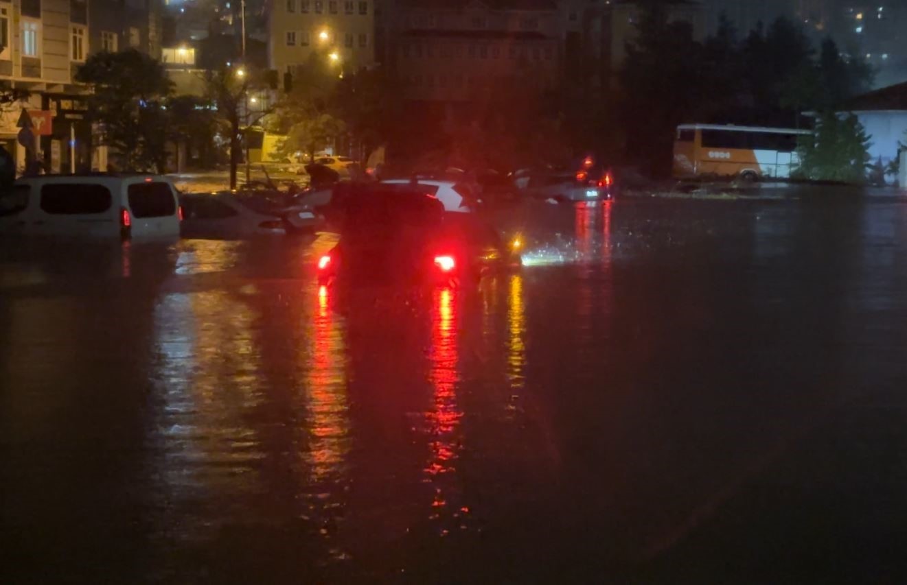 SARIYER’DE OTOPARKTA ARAÇLAR SULAR İÇİNDE KALDI