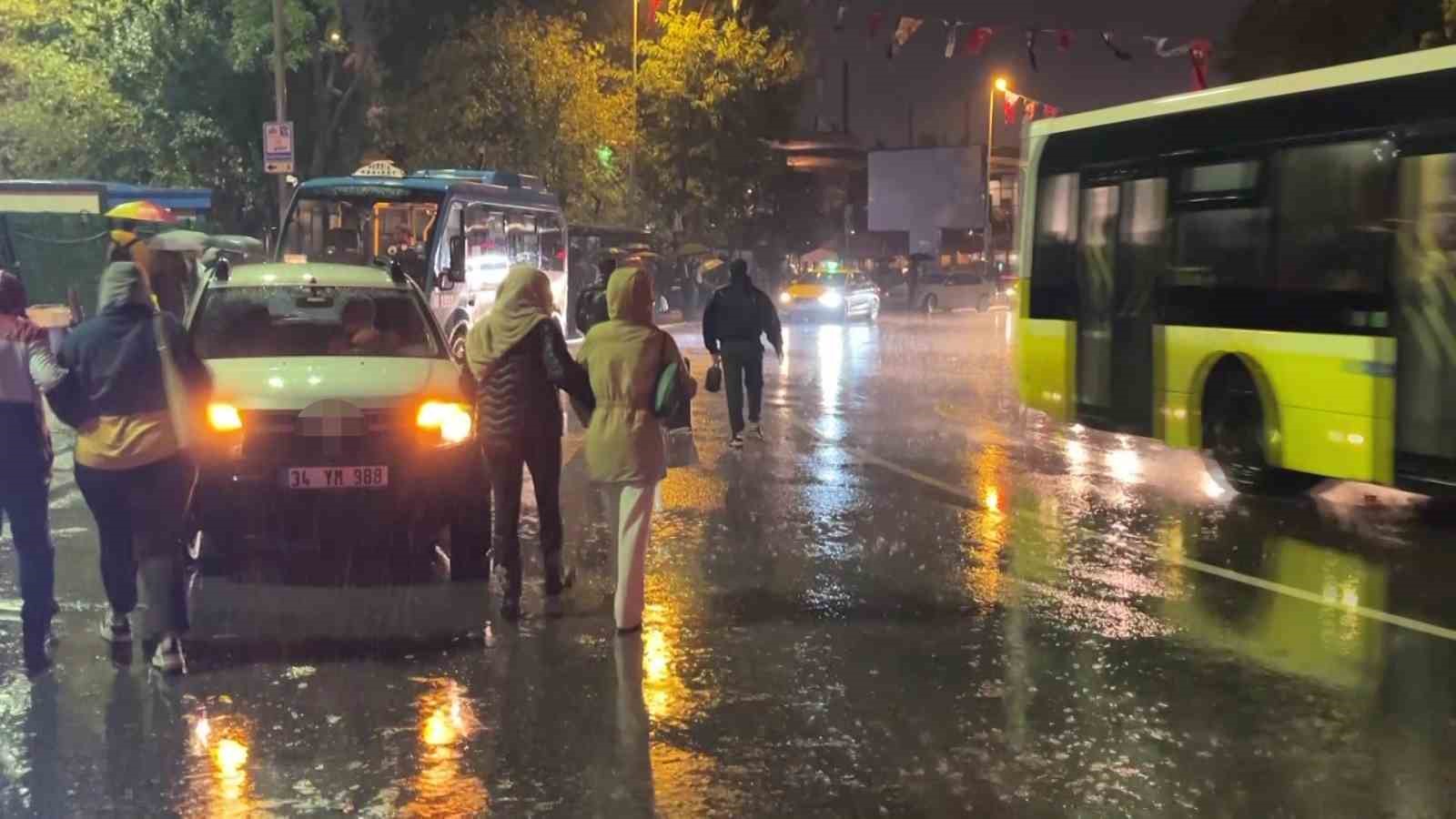KADIKÖY’DE SAĞANAK YAĞIŞ VE FIRTINA VATANDAŞLARA ZOR ANLAR YAŞATTI
