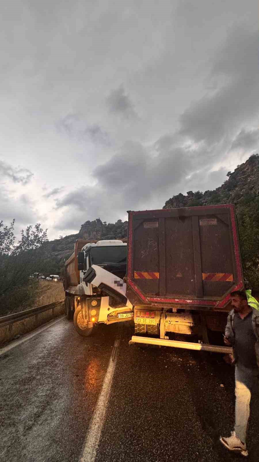 ADIYAMAN’DA İKİ KAMYON ÇARPIŞTI: 2 YARALI