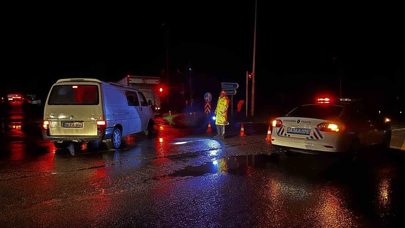 SAKARYA’DA ŞİDDETLİ YAĞIŞTA D-650’DE ULAŞIM DURDU, ARAÇLAR MAHSUR KALDI