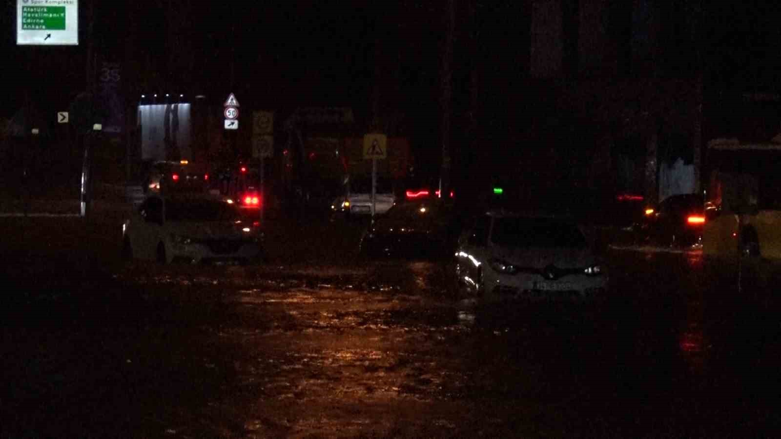 SARIYER’DE SAĞANAK SONRASI GÖLE DÖNEN CADDEDE ARAÇLAR KONTAK KAPATTI